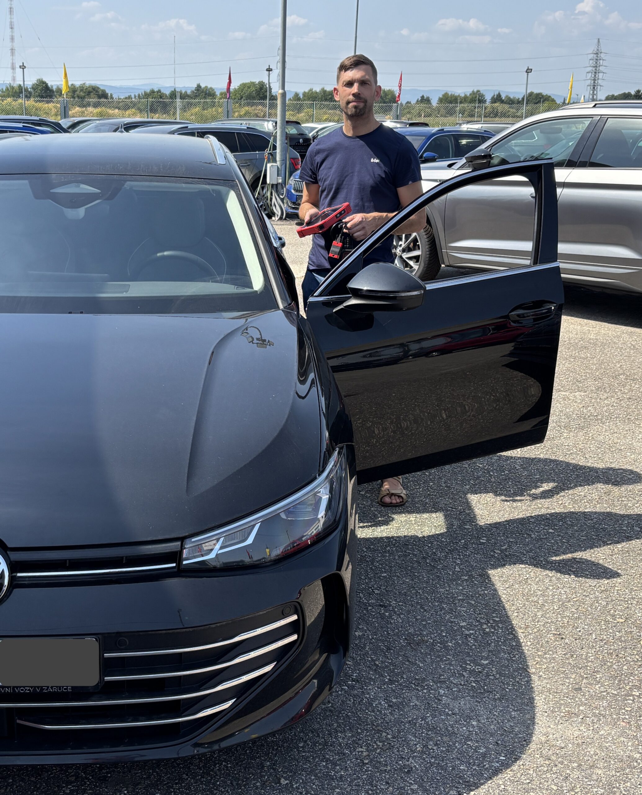 Aleš Zich při prověřování ojetého automobilu