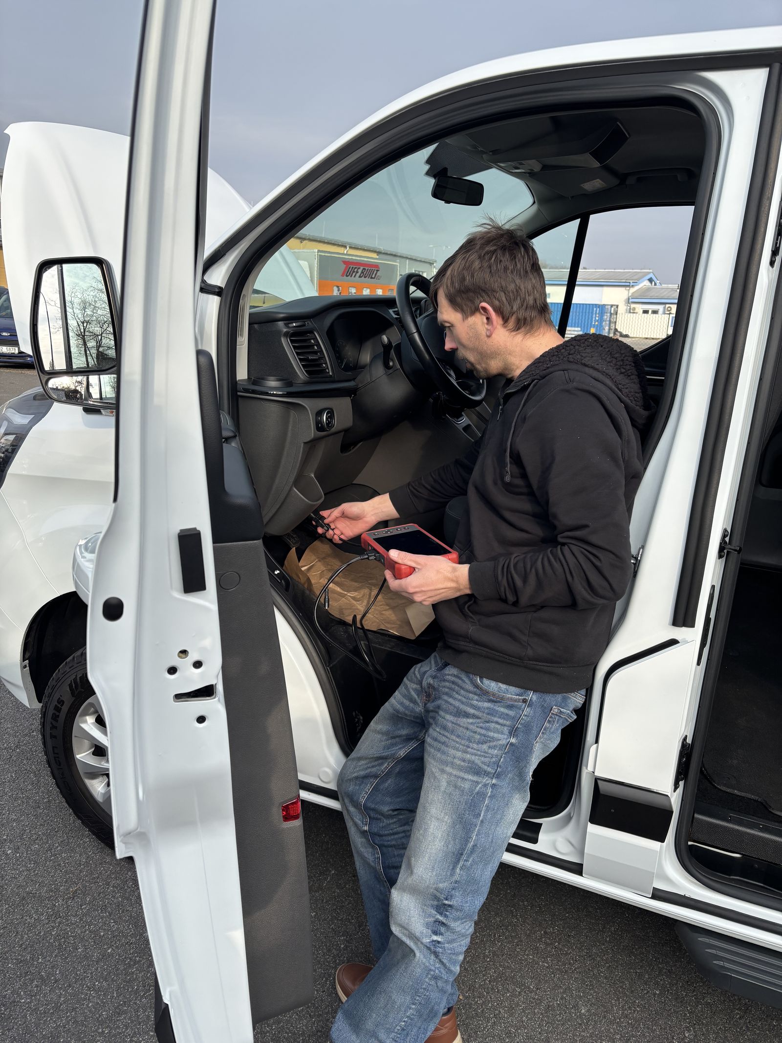 Aleš Zich při diagnostice prověřovaného automobilu